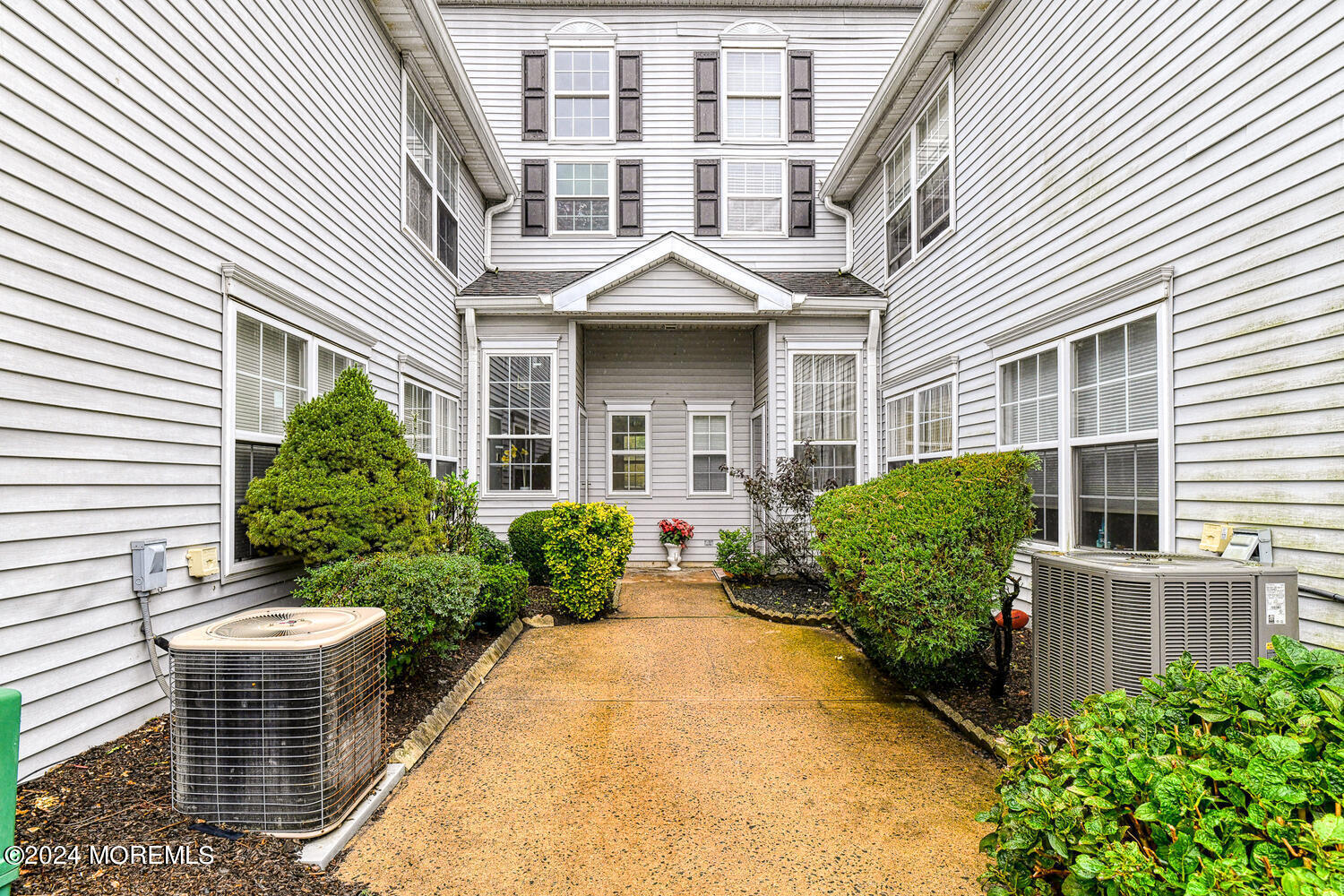 Windflower Ct, Morganville, NJ 07751