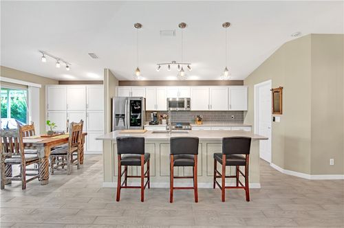 1450 11th Ln, Vero Beach, FL, 32960-2135 | Card Image