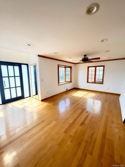 7611 270th St, New Hyde Park, NY, 11040-1417 | Card Image