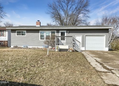 537 4th St S, Carrington, ND, 58421-2131 | Card Image