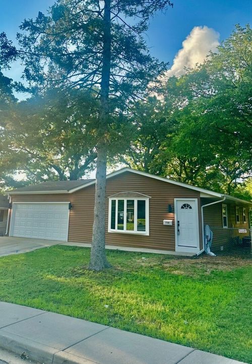 730 Navajo Dr, Carpentersville, IL, 60110-1306 | Card Image