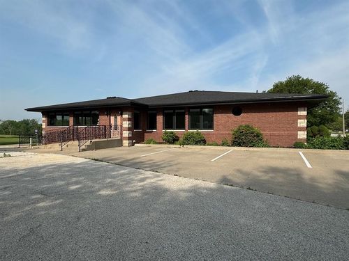 820 W Summit St, Winterset, IA, 50273-2206 | Card Image