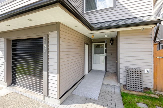 Property entrance with fence | Image 13