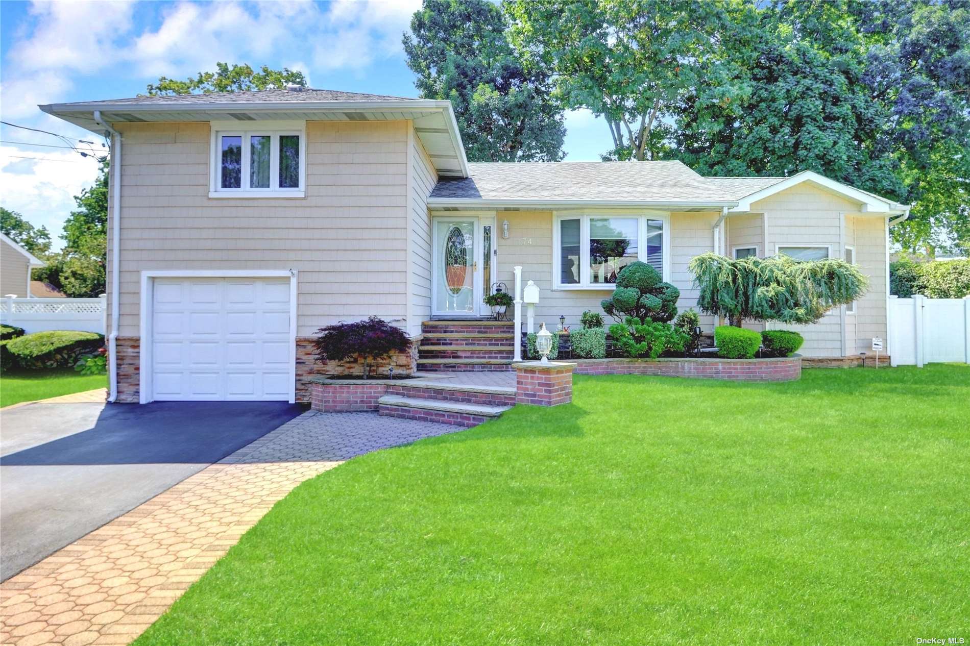 Maple St, Massapequa, NY 11758