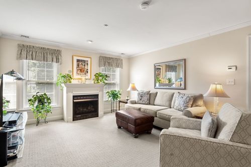 212-8 Crowninshield St, Peabody, MA, 01960-8204 | Card Image