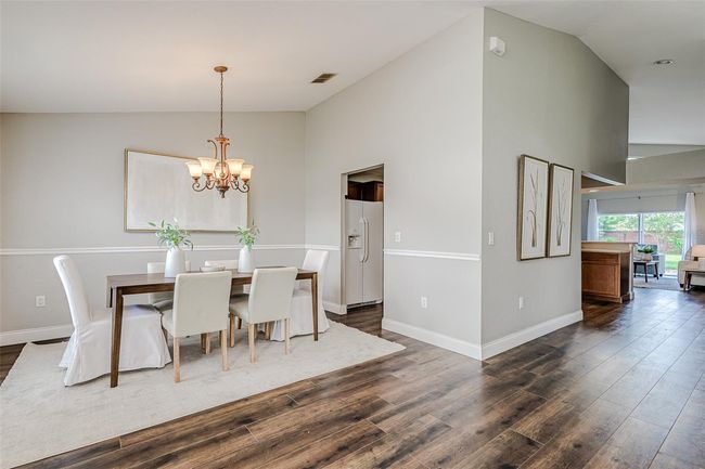 Vaulted ceiling in the family room | Image 19