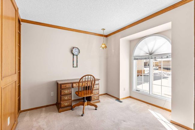 1038 Shawnee Rd Sw, Home with 3 bedrooms, 3 bathrooms and 4 parking in Calgary AB | Image 5
