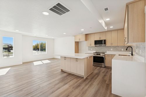 256 N Main St, Bountiful, UT, 84010-6136 | Card Image