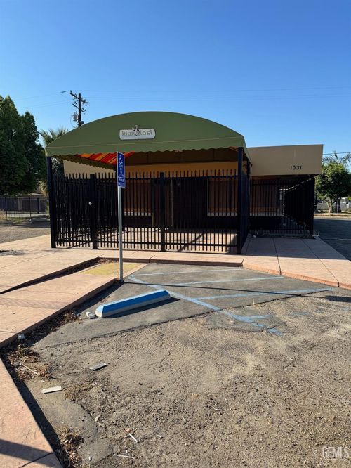 1031 California Ave, Bakersfield, CA, 93304-1519 | Card Image