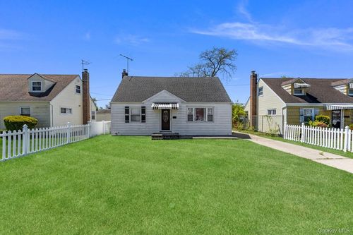 712 Park Avenue, Hempstead, NY, 11553 | Card Image