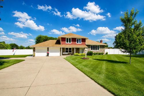 451 Fair Oaks Dr, South Sioux City, NE, 68776-5472 | Card Image