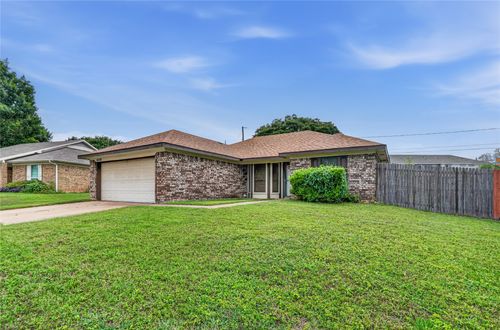 6228 Fernwood Dr, Arlington, TX, 76001-5719 | Card Image