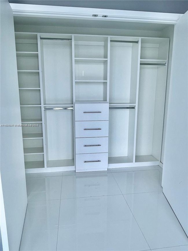 APT-2305 - 17301 Biscayne Blvd, Condo with 2 bedrooms, 3 bathrooms and null parking in Aventura FL | Image 15