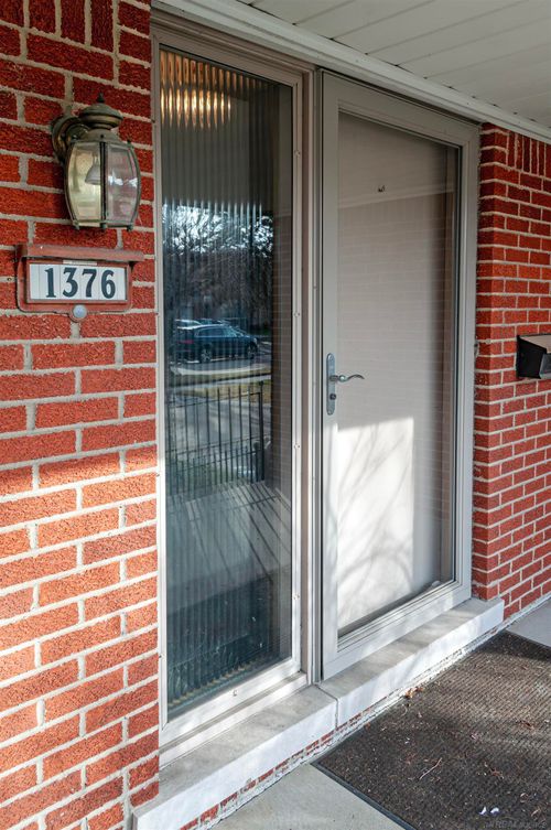 1376 Edmundton Dr, Grosse Pointe Woods, MI, 48236-1027 | Card Image