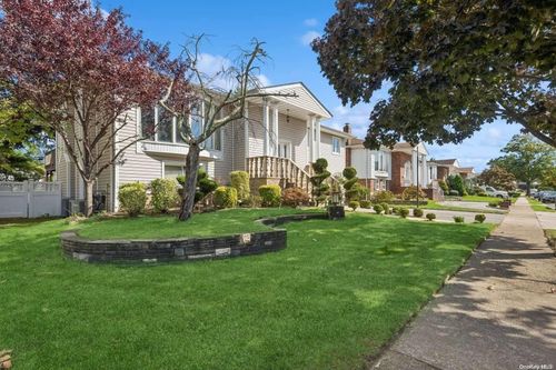 758 Turf Rd, Valley Stream, NY, 11581-3506 | Card Image