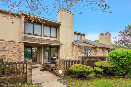 1592 S Hill Cir, Bloomfield Hills, MI, 48304-1121 | Card Image