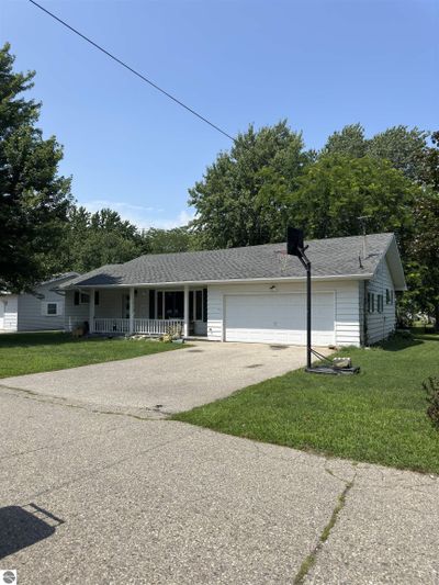 128 W Summit Street, House other with 3 bedrooms, 1 bathrooms and null parking in Breckenridge MI | Image 2