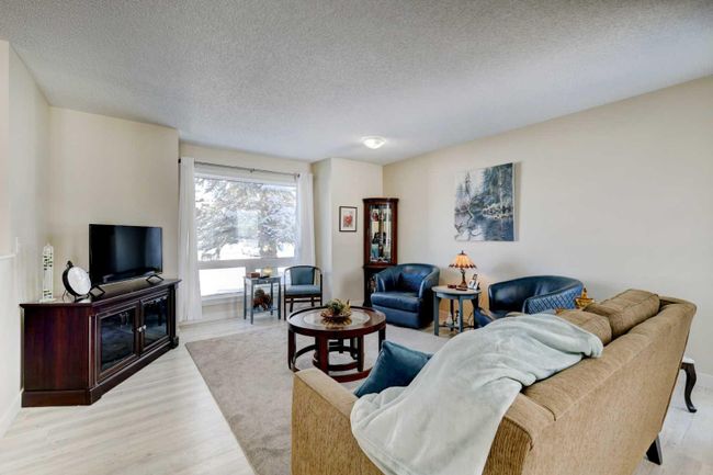 620 Woodside Drive Nw, Home with 4 bedrooms, 3 bathrooms and 4 parking in Airdrie AB | Image 4