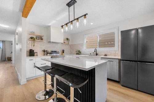 966 Berkley Drive Nw, Calgary, AB, T3K1A2 | Card Image
