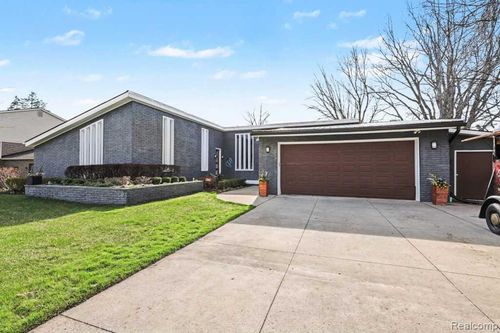 310 Pine Tree Road, Lake Orion Village, MI, 48362 | Card Image