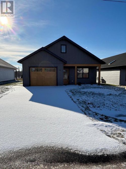 32 Reddin Hts, Stratford, PE, C1B | Card Image