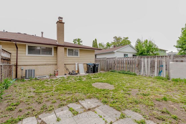 39 Seaborn Rd, House attached with 5 bedrooms, 2 bathrooms and 4 parking in Brampton ON | Image 30