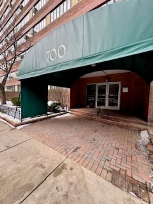 apt-210-700 W Bittersweet Pl, Chicago, IL, 60613-2353 | Card Image