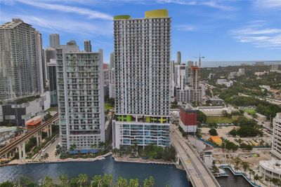 2103 - 185 Sw 7th St, Condo with 2 bedrooms, 2 bathrooms and null parking in Miami FL | Image 1