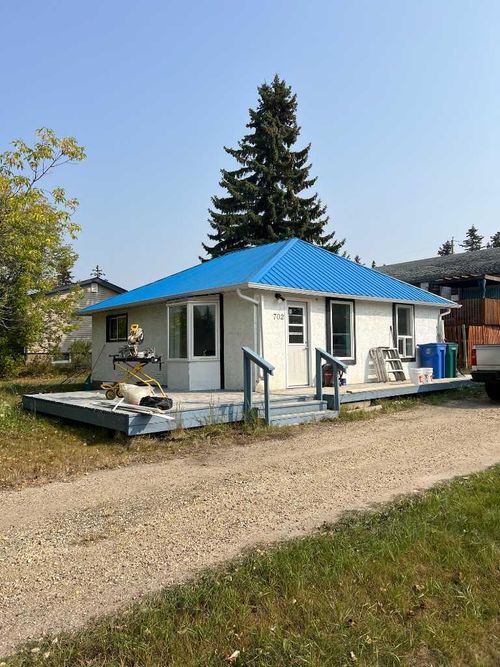 702 6th Avenue, Beaverlodge, AB, T0H0C0 | Card Image