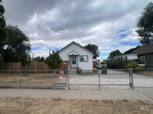 668 Nw 1st St, Ontario, OR, 97914-1704 | Card Image