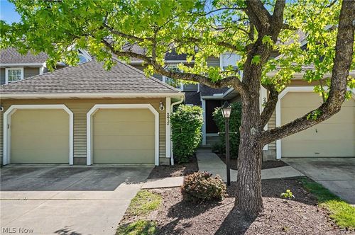 2412 Wrens Dr S, Stow, OH, 44224-1940 | Card Image