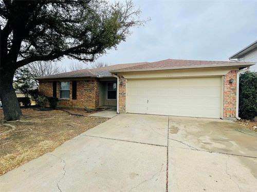 5501 White Dove Dr, Arlington, TX, 76017-6143 | Card Image