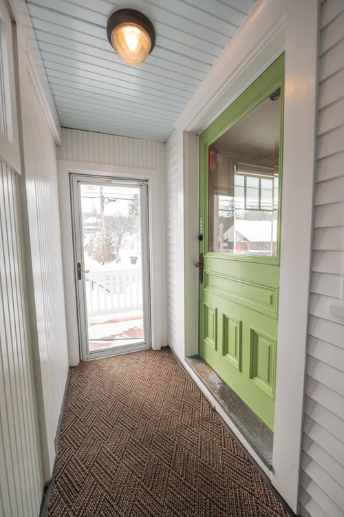 33 W Main St, Wilmington, VT, 05363-9686 | Card Image