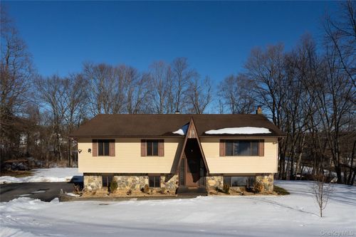 62 Tamarack Hill Dr, Poughkeepsie, NY, 12603-1112 | Card Image