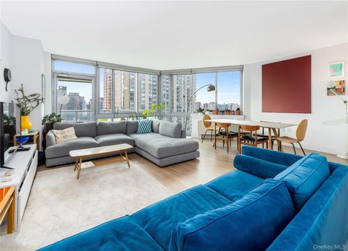 4705 Center Blvd, Long Island City, NY, 11109-5740 | Card Image