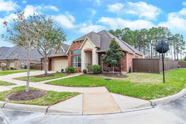 Home is situated on large corner lot with no rear or side neighbors. | Image 9