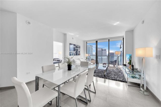 APT-3705 - 88 Sw 7 Th St, Condo with 2 bedrooms, 3 bathrooms and null parking in MIAMI FL | Image 5