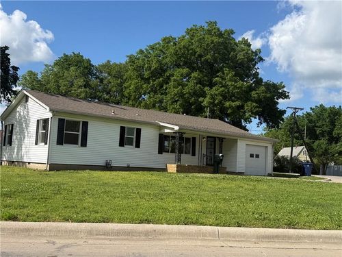 902 W 1st St, Coffeyville, KS, 67337-3804 | Card Image