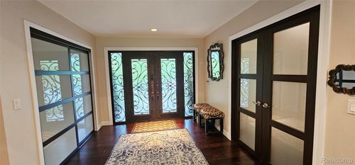 5084 Champlain Cir, West Bloomfield, MI, 48323-3528 | Card Image