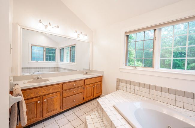 Double Sink Vanity in Ensuite | Image 31