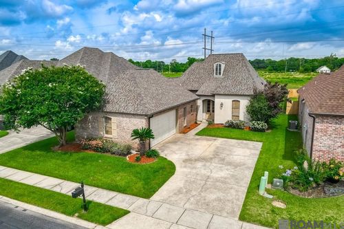 8602 Foxfield Dr, Baton Rouge, LA, 70809-5218 | Card Image
