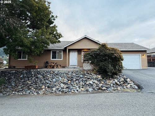 605 Corwin St, Myrtle Creek, OR, 97457-8750 | Card Image