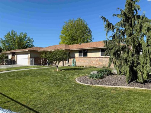 1923 Hummingbird Ln, West Richland, WA, 99353-9543 | Card Image