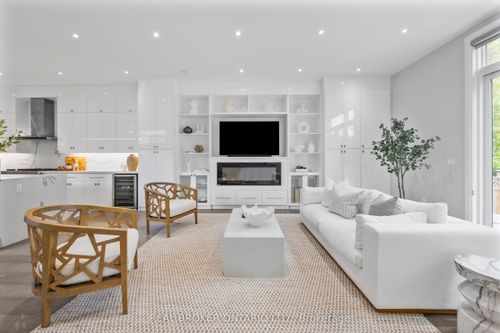 9A Maple Ave N, Mississauga, ON, L5H2R9 | Card Image