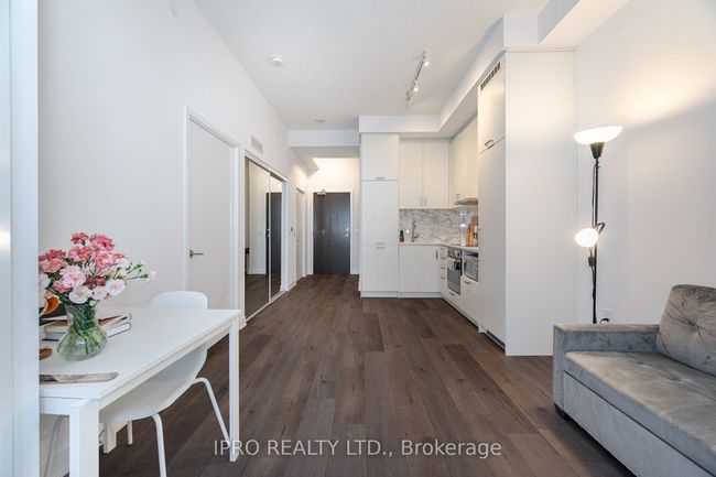 911 - 60 Honeycrisp Cres, Condo with 2 bedrooms, 1 bathrooms and null parking in Concord ON | Image 16