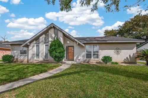 8410 Twin Hills Dr, Houston, TX, 77071-1102 | Card Image