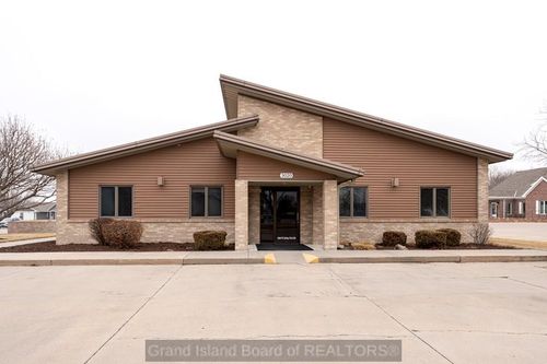 3020 W Stolley Park Rd, Grand Island, NE, 68801-7227 | Card Image