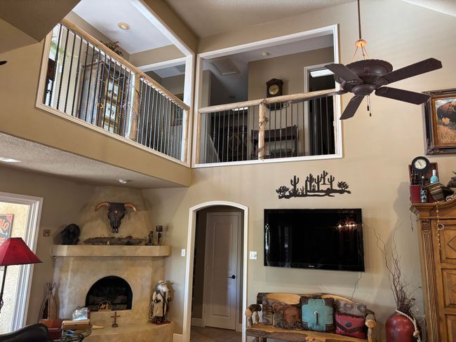 Den/upper level | Image 19