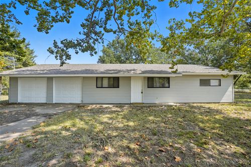 402 Lincoln Ave, Wagoner, OK, 74467-3616 | Card Image