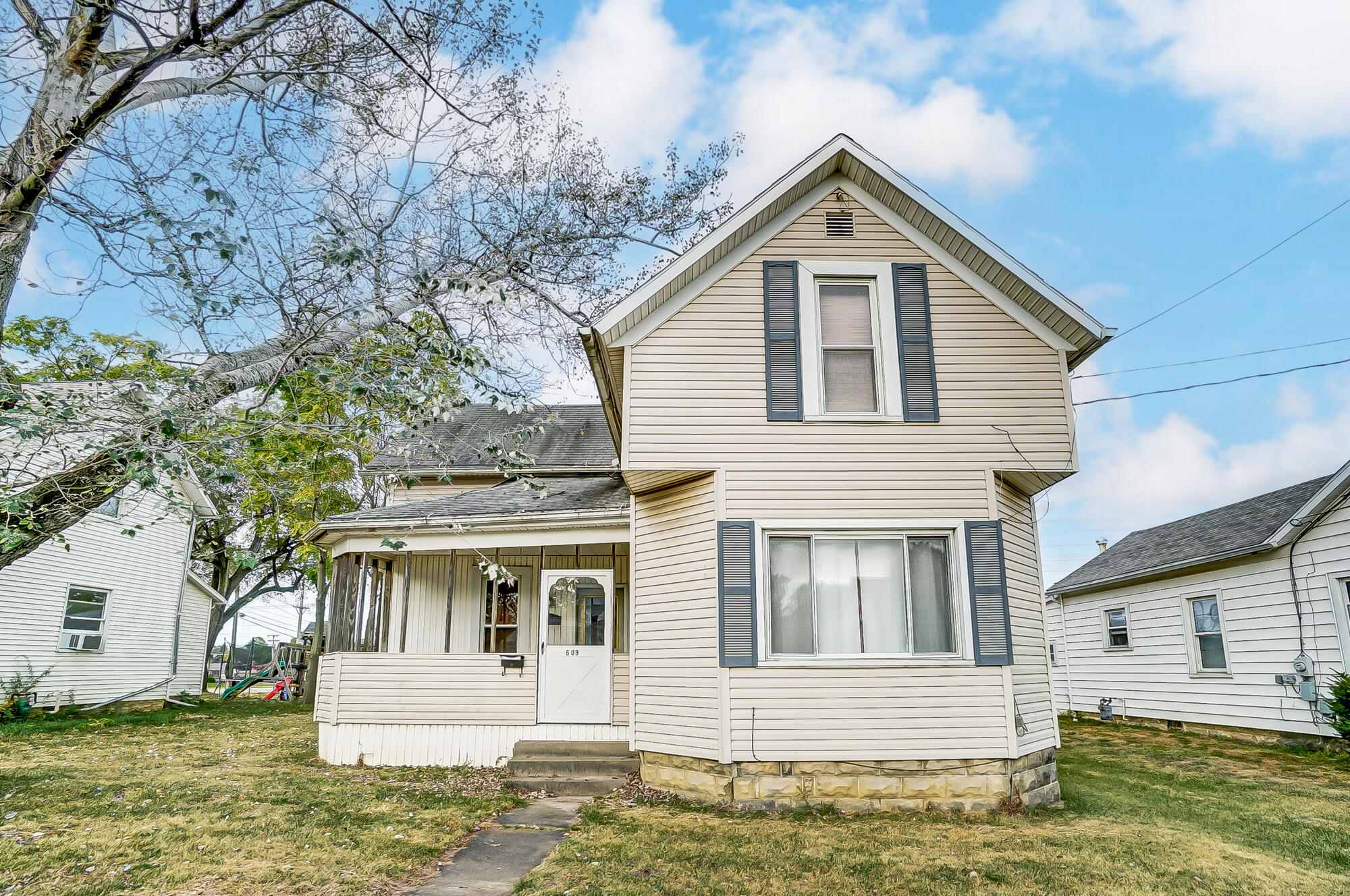 Maple St, Wapakoneta, OH 45895